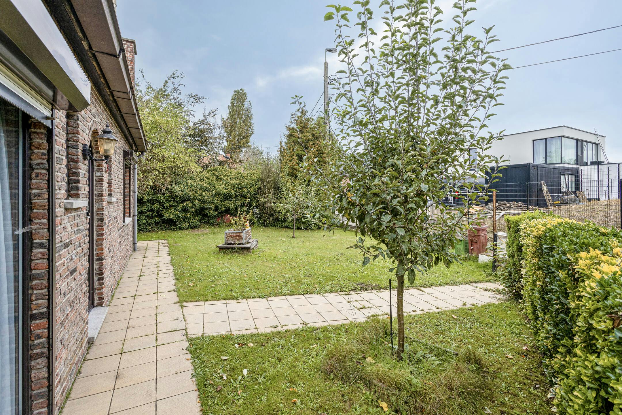 Rustig gelegen open bebouwing met grote tuin foto 45