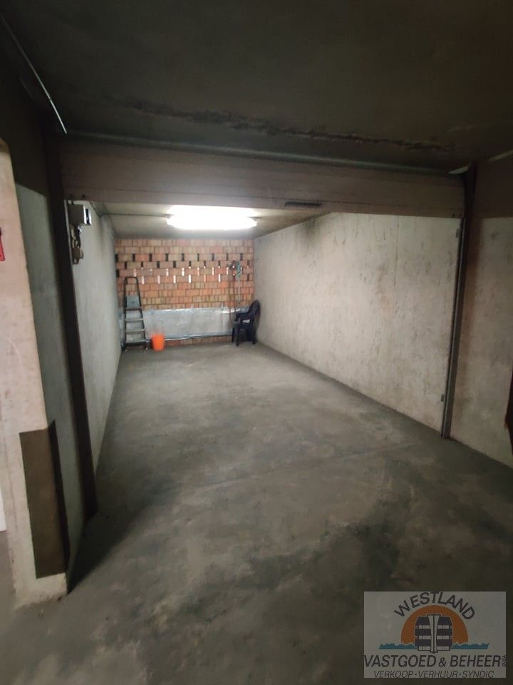 Garagebox met electriciteit foto {{pictureIndex}}