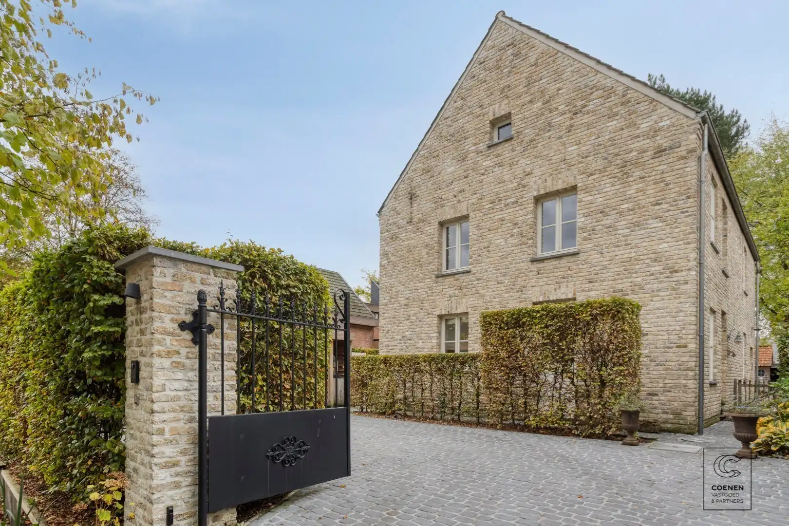 Prachtige woning met een bew. opp. van 302 m², 6 slpk, 3 bk en prachtige tuin met zwembad  foto {{pictureIndex}}