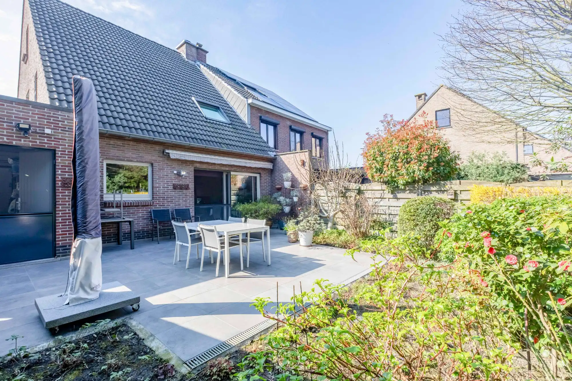 Huiselijke halfopen bebouwing met prachtige tuin in geliefde woonwijk foto 2