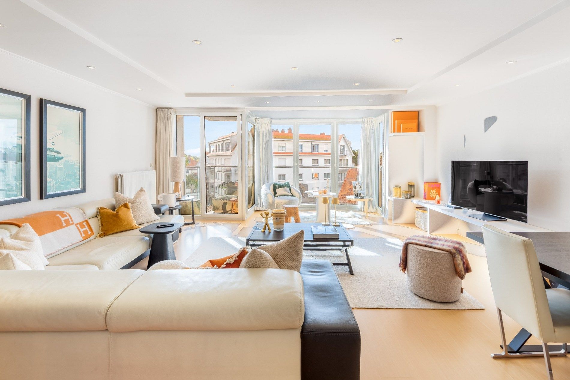 Zuidgericht appartement op de Kustlaan in het Zoute met UNIEK OPEN ZICHT ! foto {{pictureIndex}}