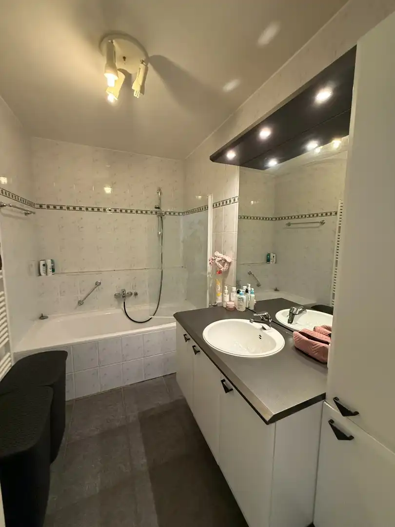 Instapklaar 1-slaapkamerappartement met terras en garagebox in hartje Lommel. foto 6