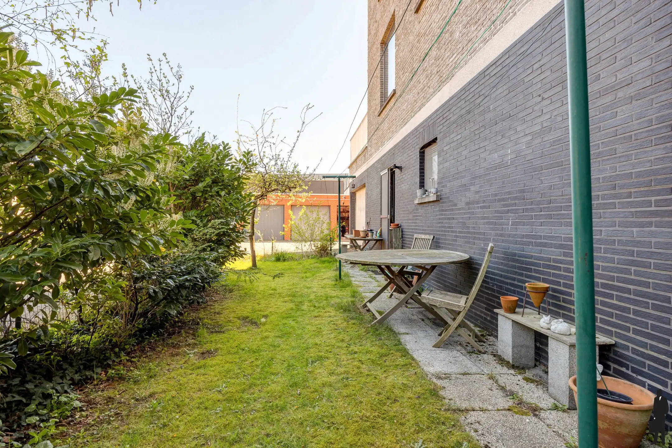 Ruim gelijkvloers hoekappartement met tuin en grote garage foto 9