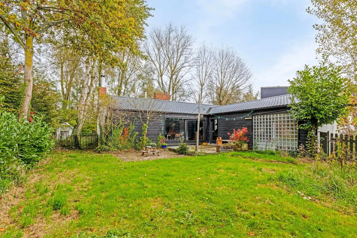 Volledig te verbouwen/slopen woning (bouwgrond) met 3 slaapkamers, inpandige garage, tuin en garagebox op een perceel van 1.154m² foto 6