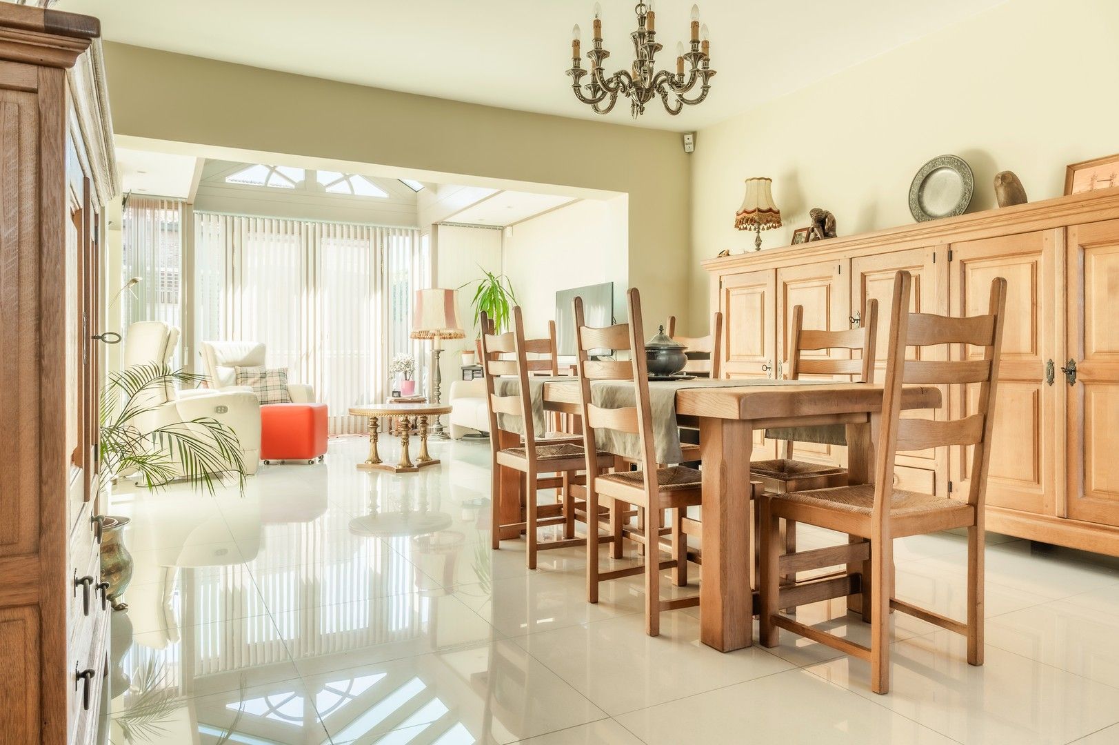 Lichtrijke woning met open leefruimte en garage! foto 2