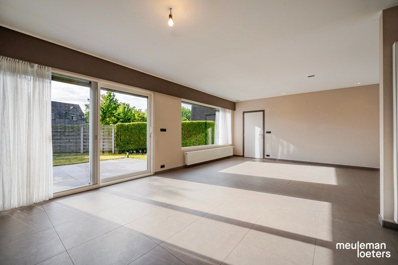 Eigentijdse woning met garage en beroepsgedeelte foto 3