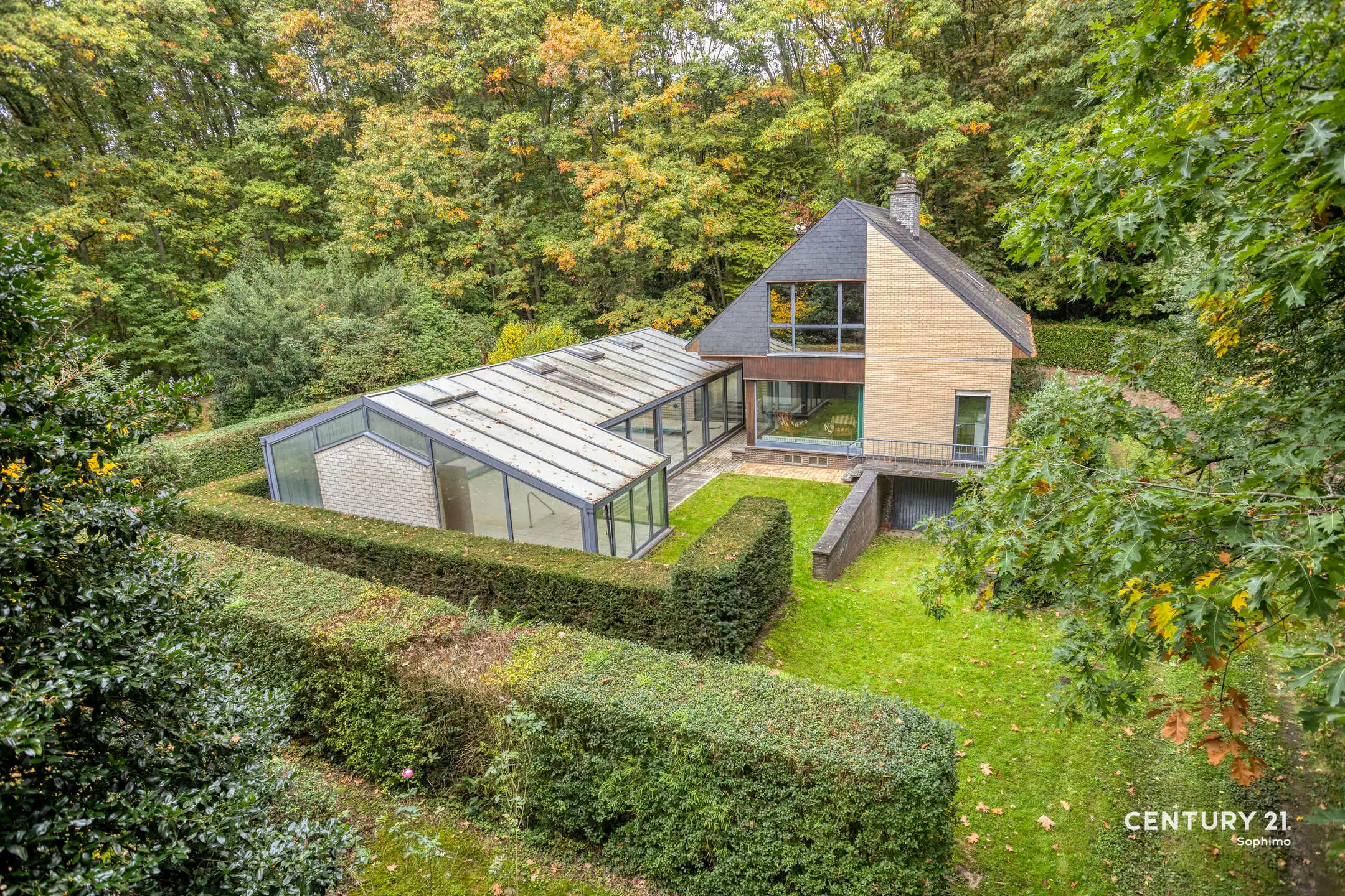 Hoofdfoto van de publicatie: Vrijstaande woning met overdekt zwembad op 46a37