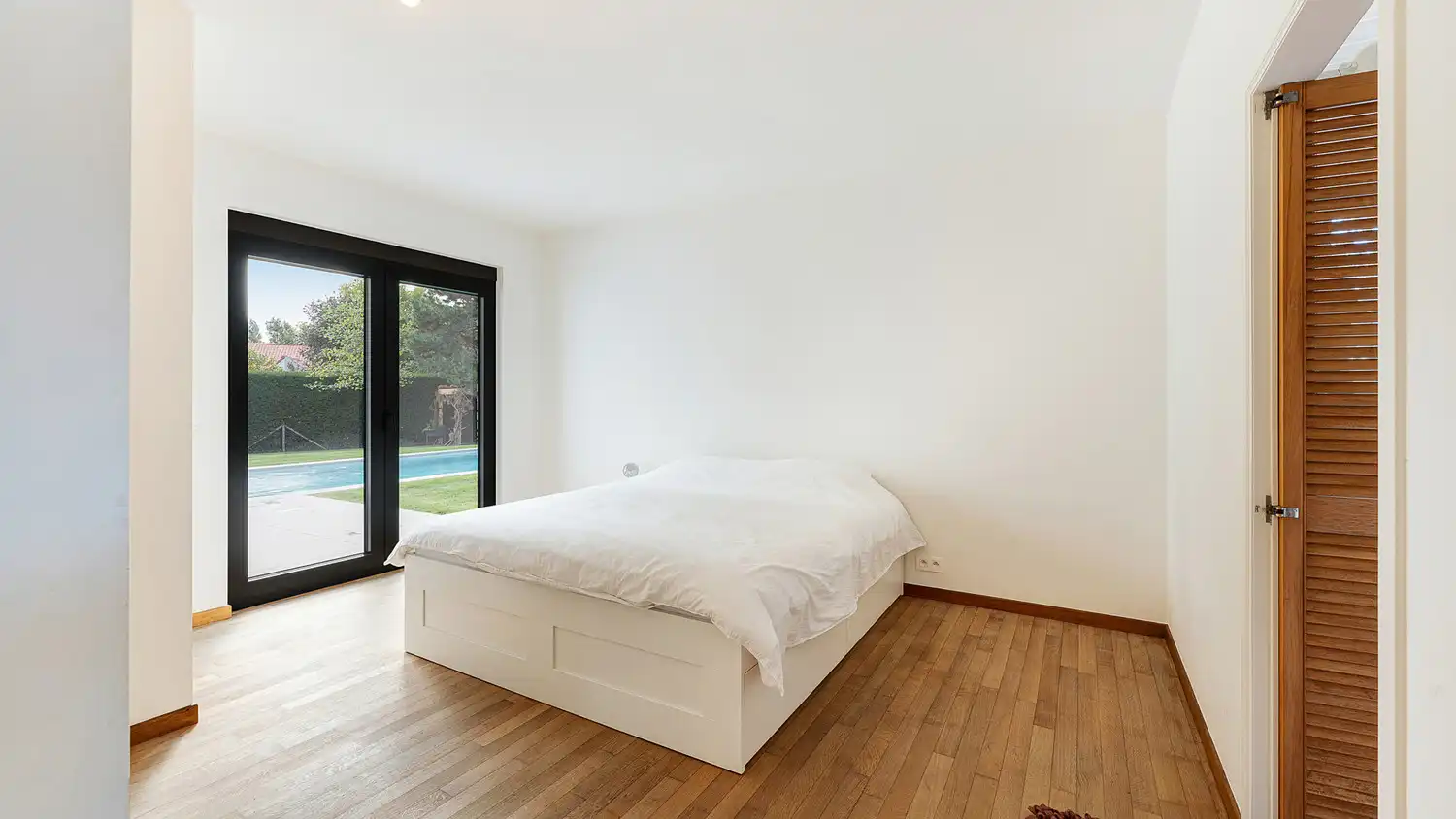 Grote moderne villa met zwembad op uitzonderlijk groot perceel. foto 8