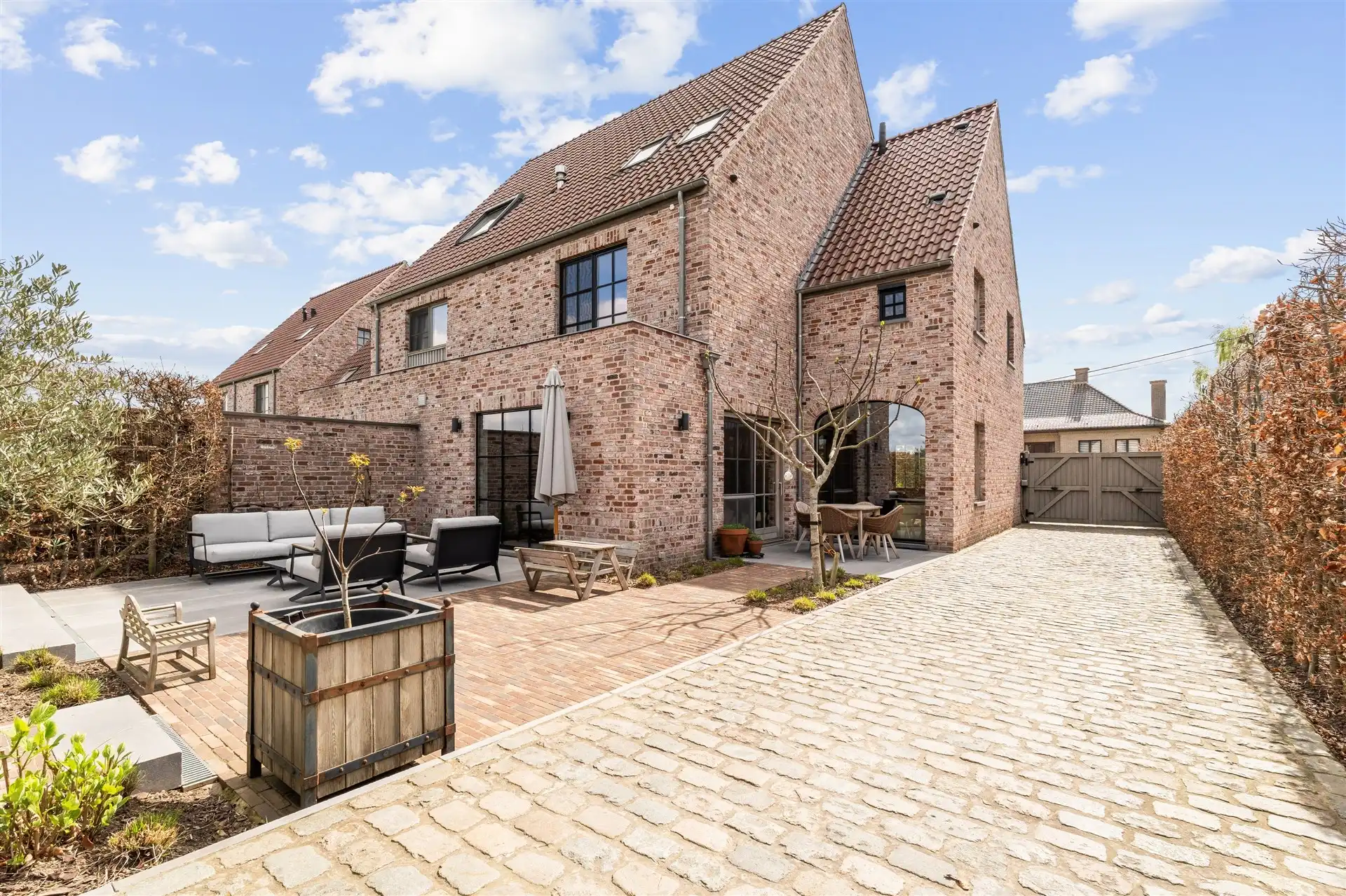 Moderne, exclusieve woning met 4 slaapkamers in Zottegem. foto {{pictureIndex}}