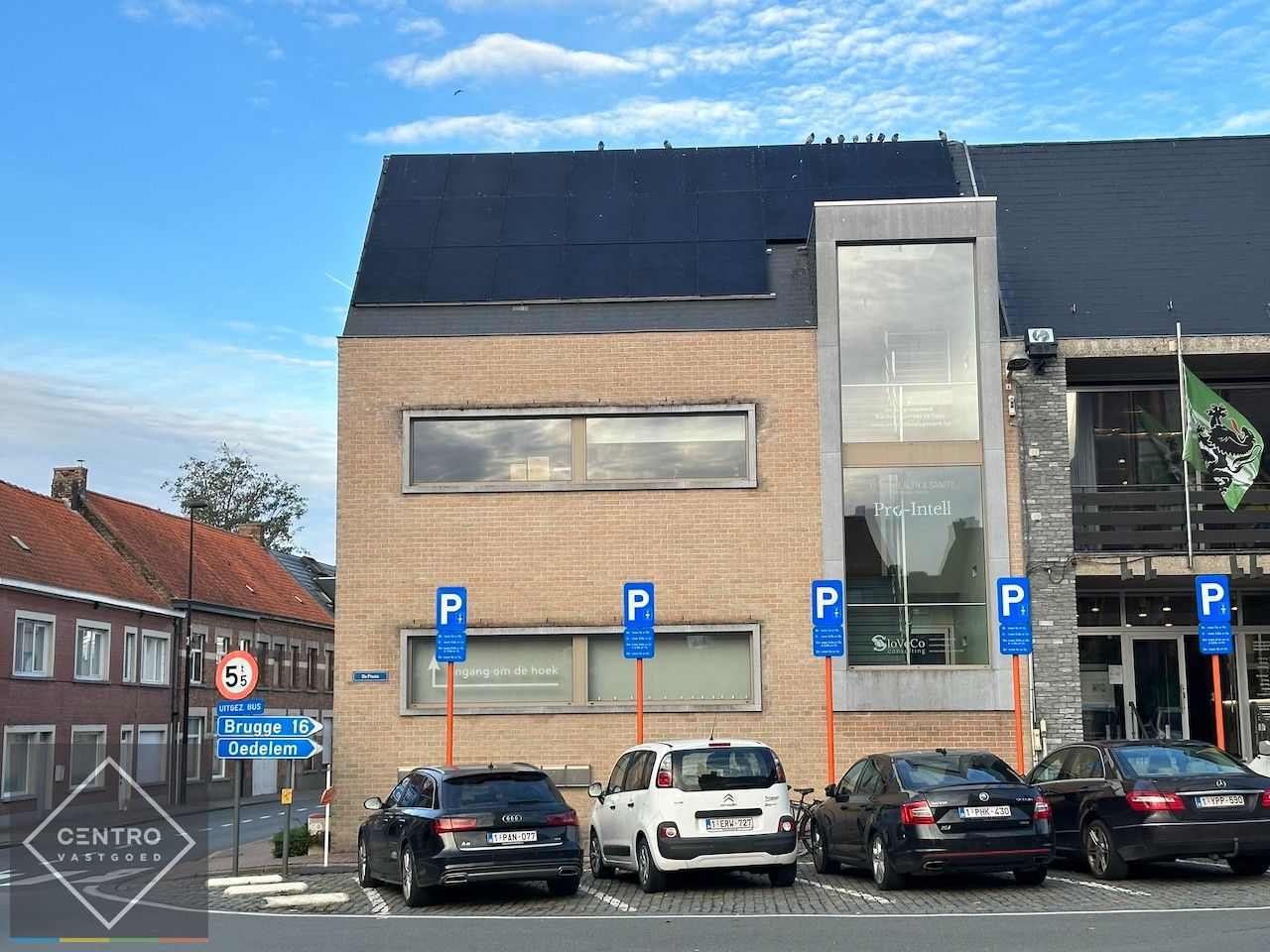 VOLLEDIG VERNIEUWDE en instapklare KANTOORRUIMTE op gelijkvloers (± 78m² )  met UITSTRALING op de markt van Knesselare! Ruime parkeergelegenheid langs de openbare weg. foto 2