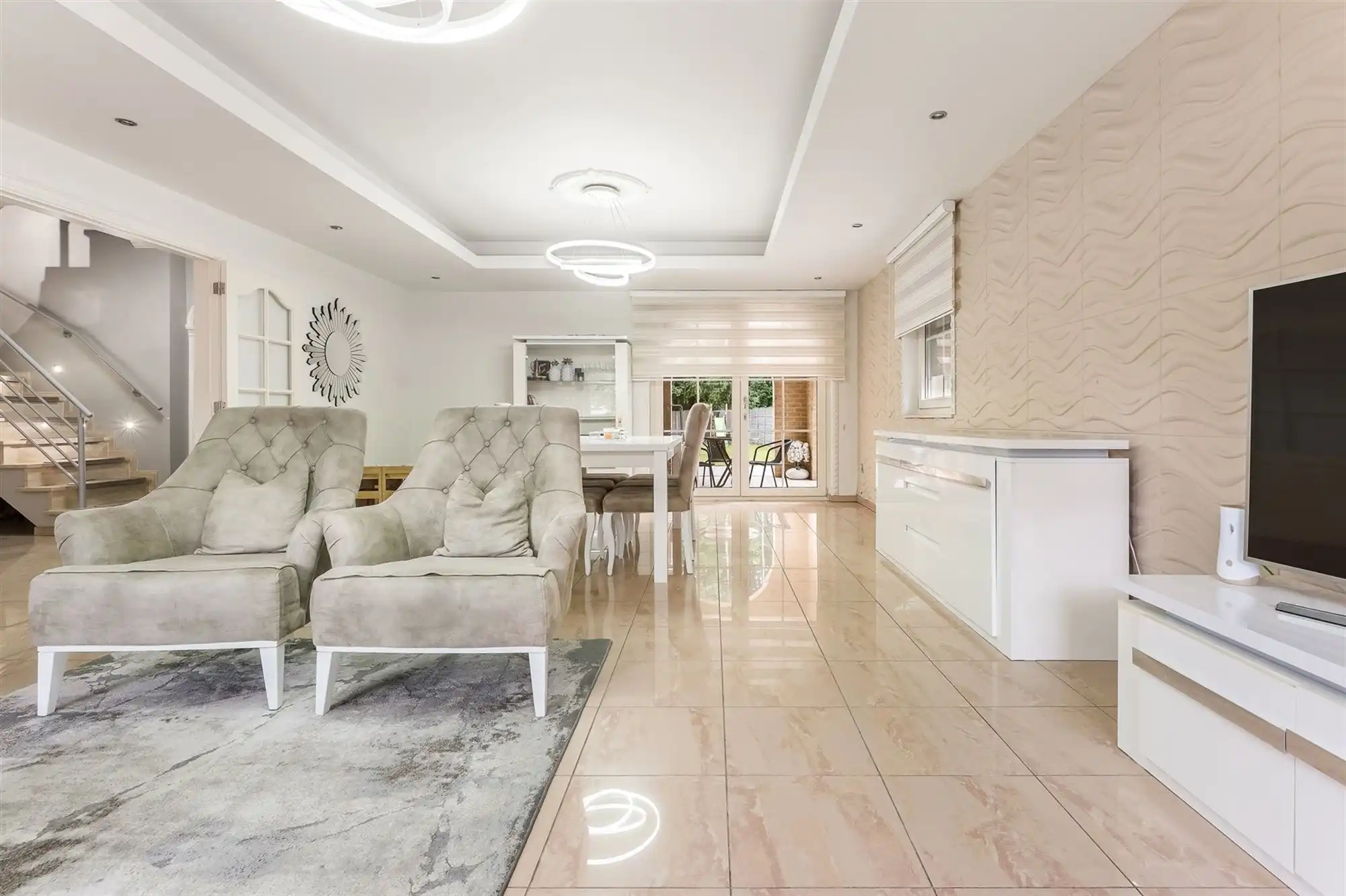 ZEER RUIME, GOED ONDERHOUDEN WONING (269M²) MET 4 SLAAPKAMERS EN RUIME GARAGE OP EEN PERCEEL VAN 10ARE TE BEVERLO foto 4