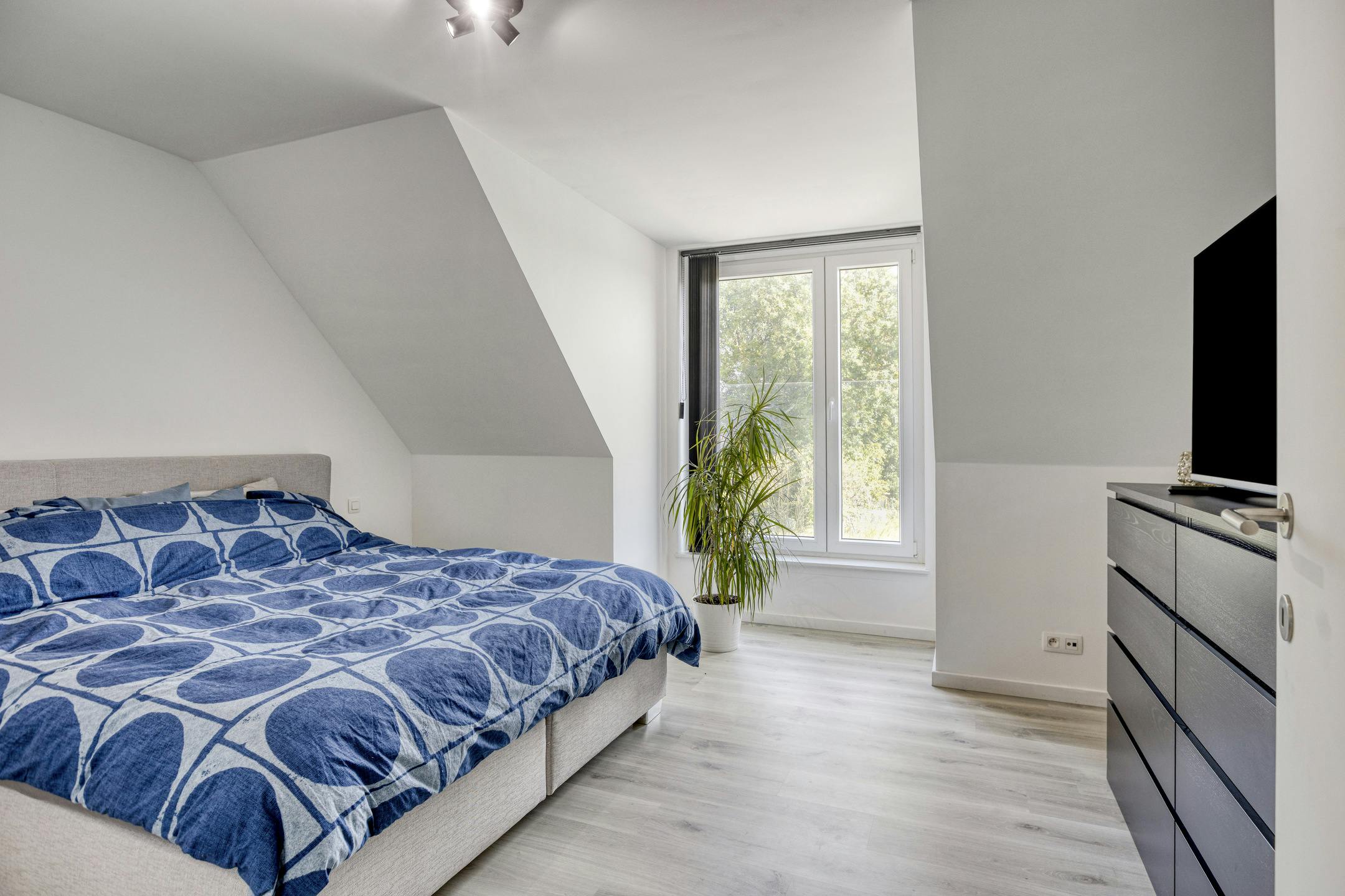 Energiezuinig halfopen huis in rustige straat te Izegem! foto 13