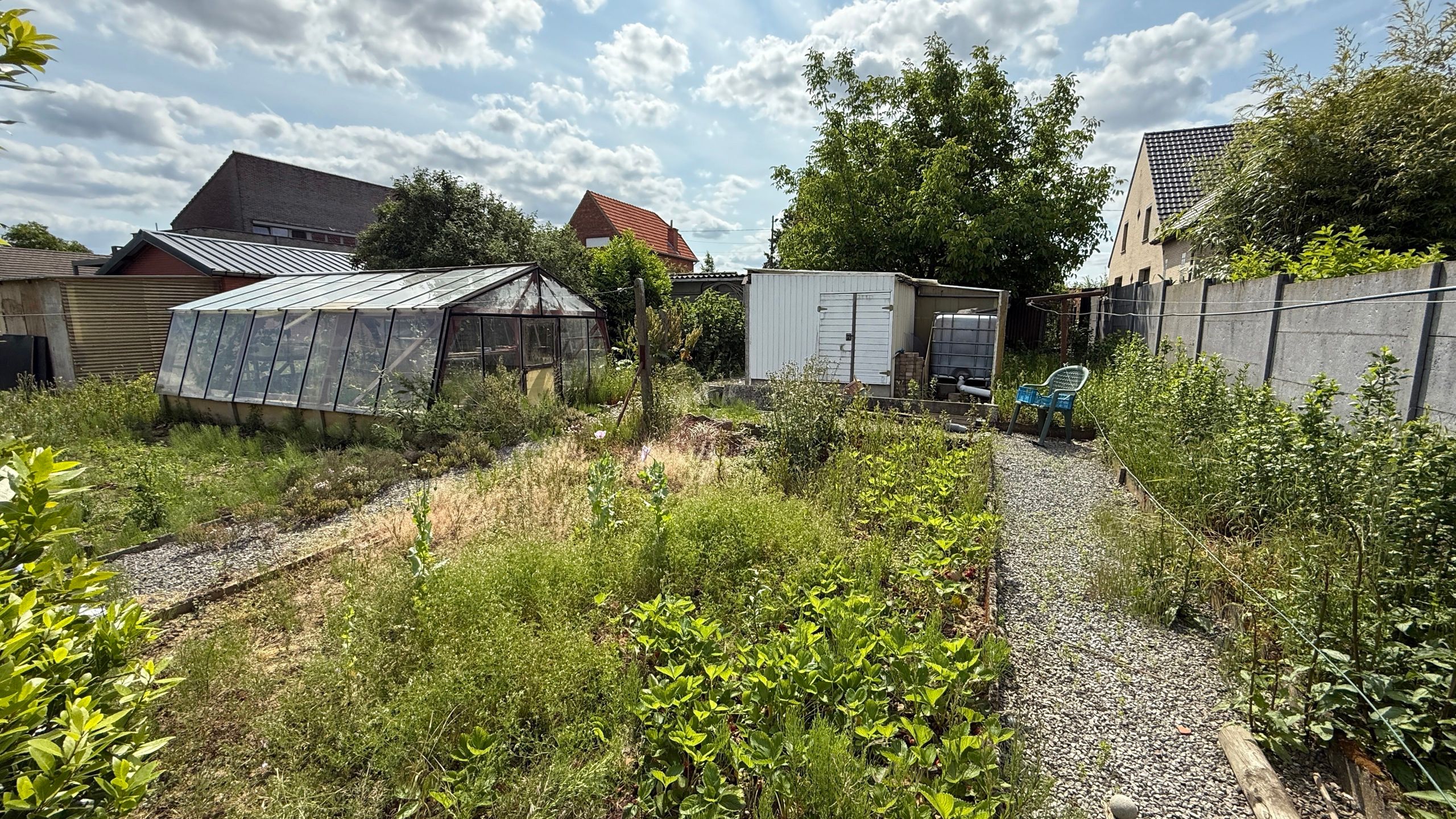 Charmante, te renoveren woning met veel potentieel foto 12