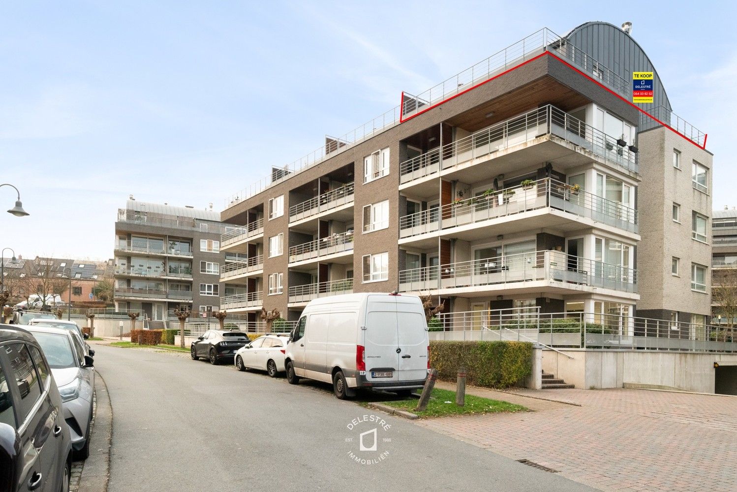 ZALIGE ZONNIGE PENTHOUSE + GIGA TERRAS VAN 42 M2 EN 2 PARKINGS + KELDER foto {{pictureIndex}}