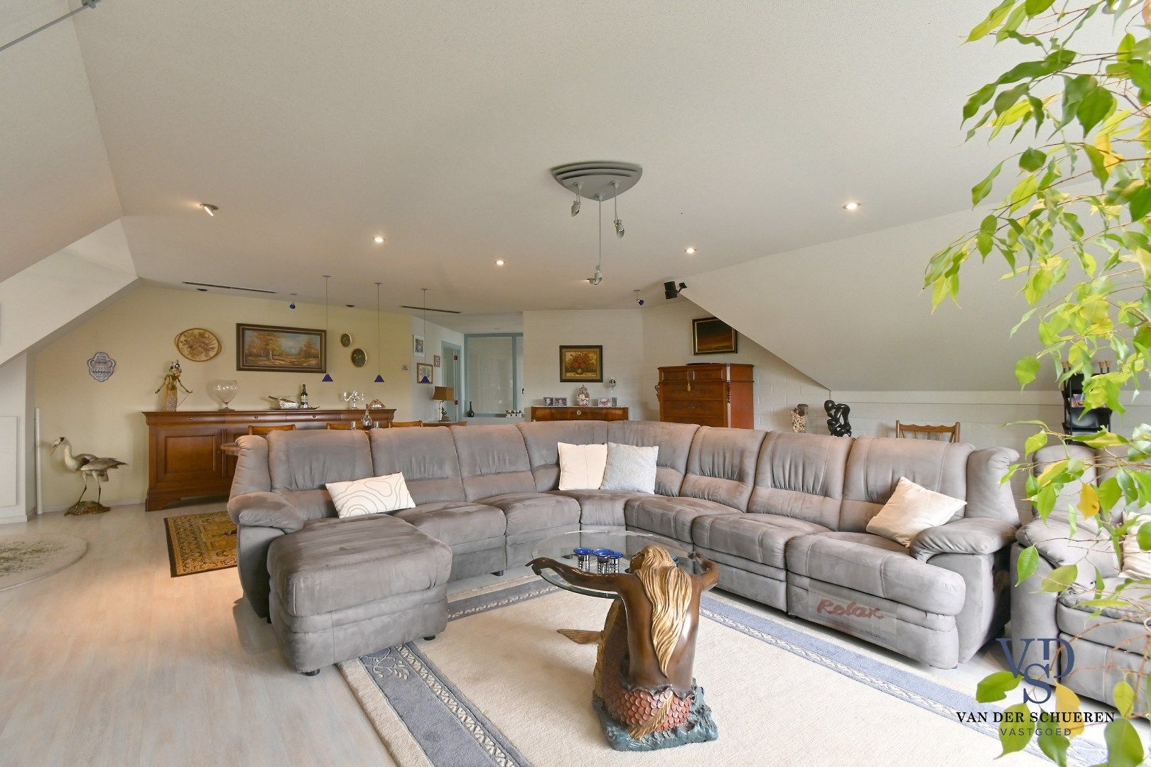 Ruim handelspand met penthouse in villastijl foto 25