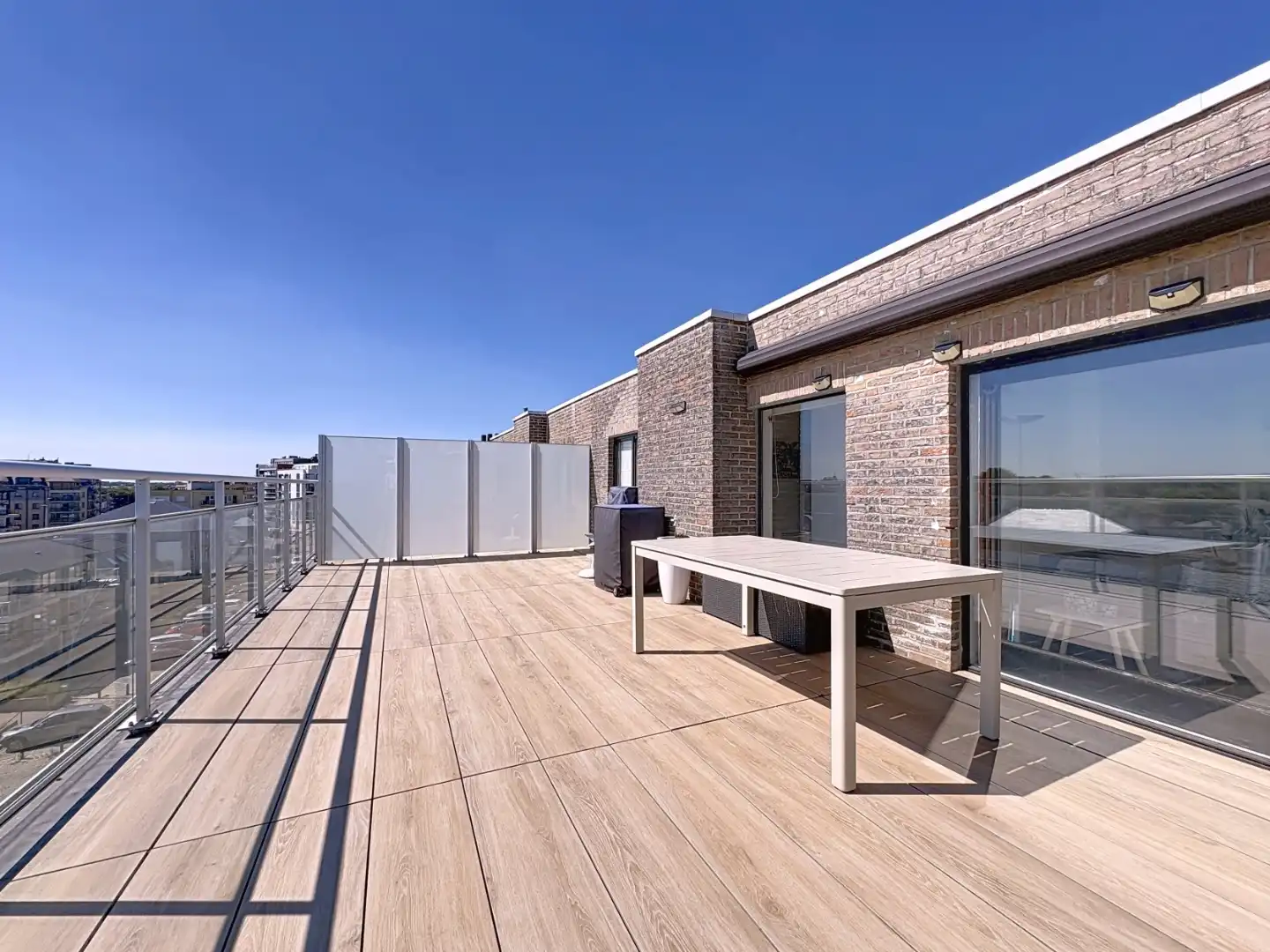 Hoofdfoto van de publicatie: Penthouse te koop nabij het strand.