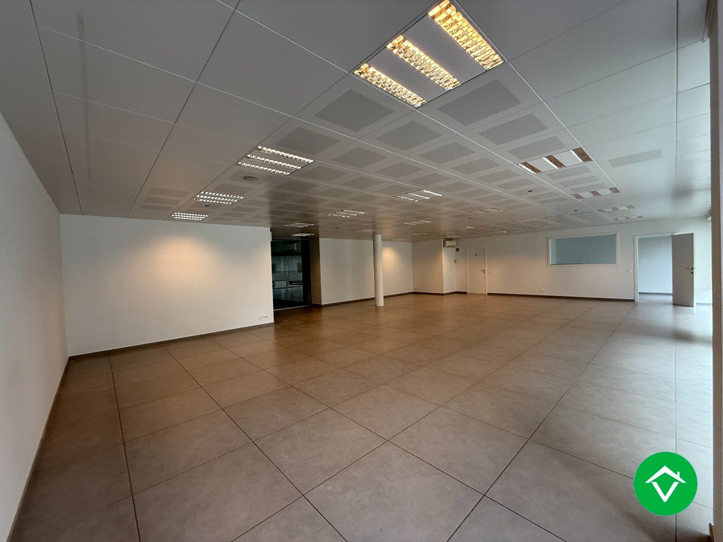 Ruim handelspand van 183m² op een centrale ligging te Roeselare foto 2