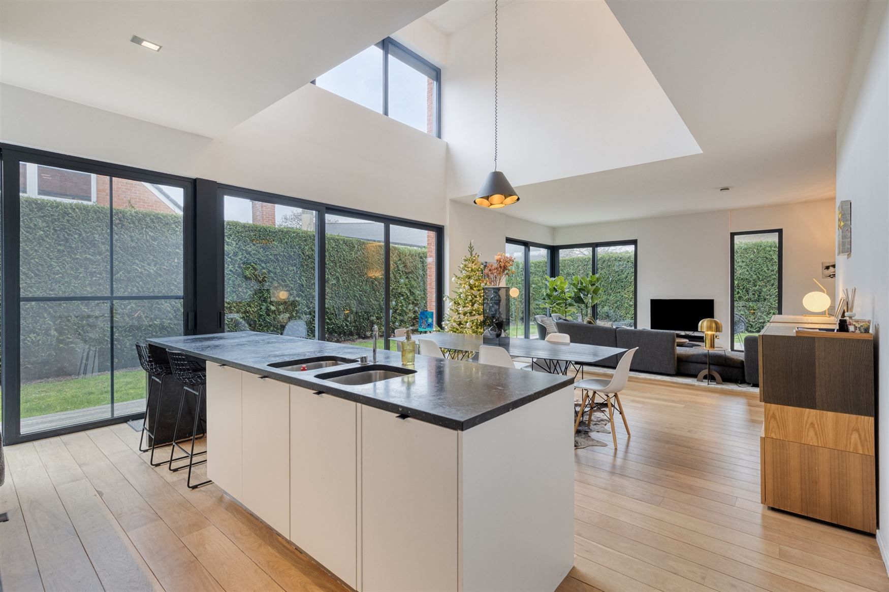 Ruime moderne villa foto {{pictureIndex}}