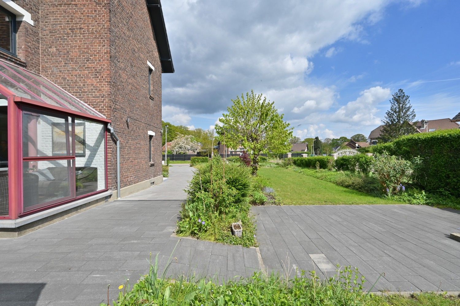 Karaktervolle woning met atelier, gelegen in een fraaie laan te Eisden-Maasmechelen. foto 30