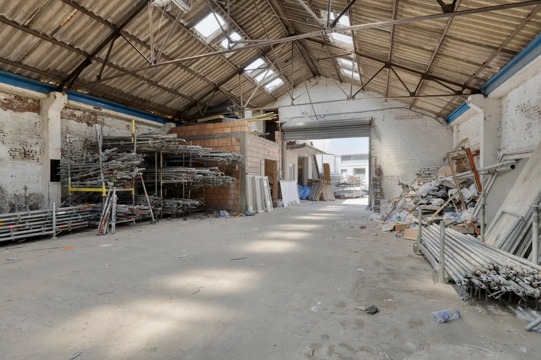 Woning met ruim magazijn en bureelruimte. foto 16