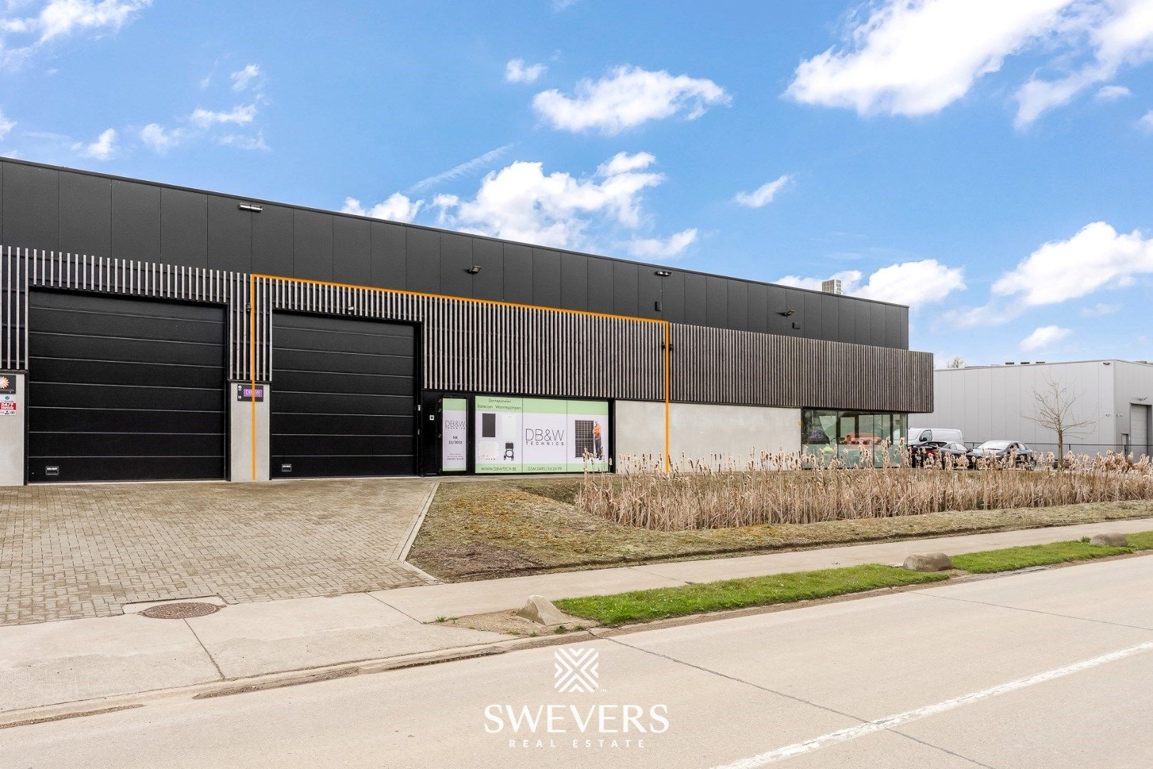Functionele industriehal met drie autostaanplaatsen te Ham foto {{pictureIndex}}