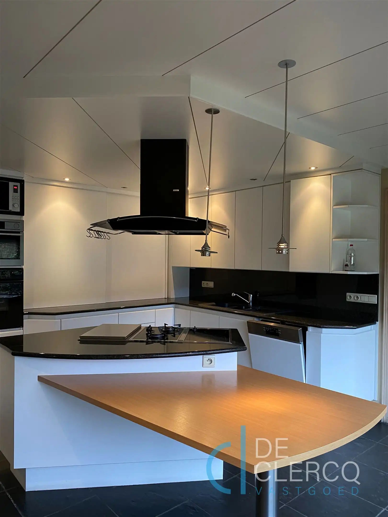 Karaktervolle woning verscholen in een rustige omgeving langs de Antwerpsesteenweg te Oostakker!  foto 7