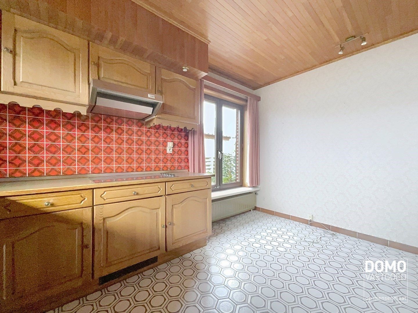 RUIME GELIJKVLOERSE WONING OPEN BEBOUWING GELEGEN OP EEN PERCEEL VAN 12a77ca TE KERMT foto 5
