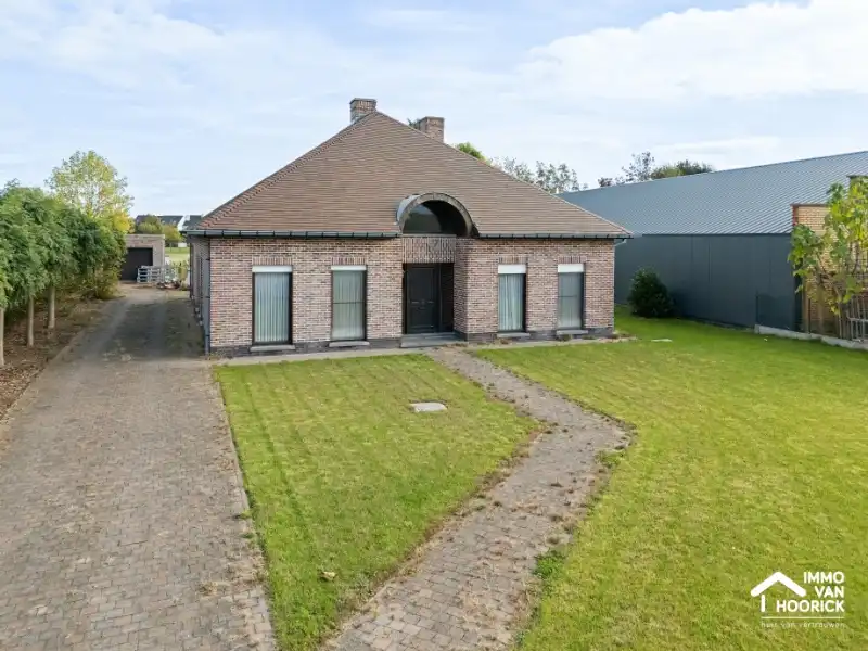 Mooie eigendom - 3 Slaapkamers op 4000m² foto {{pictureIndex}}