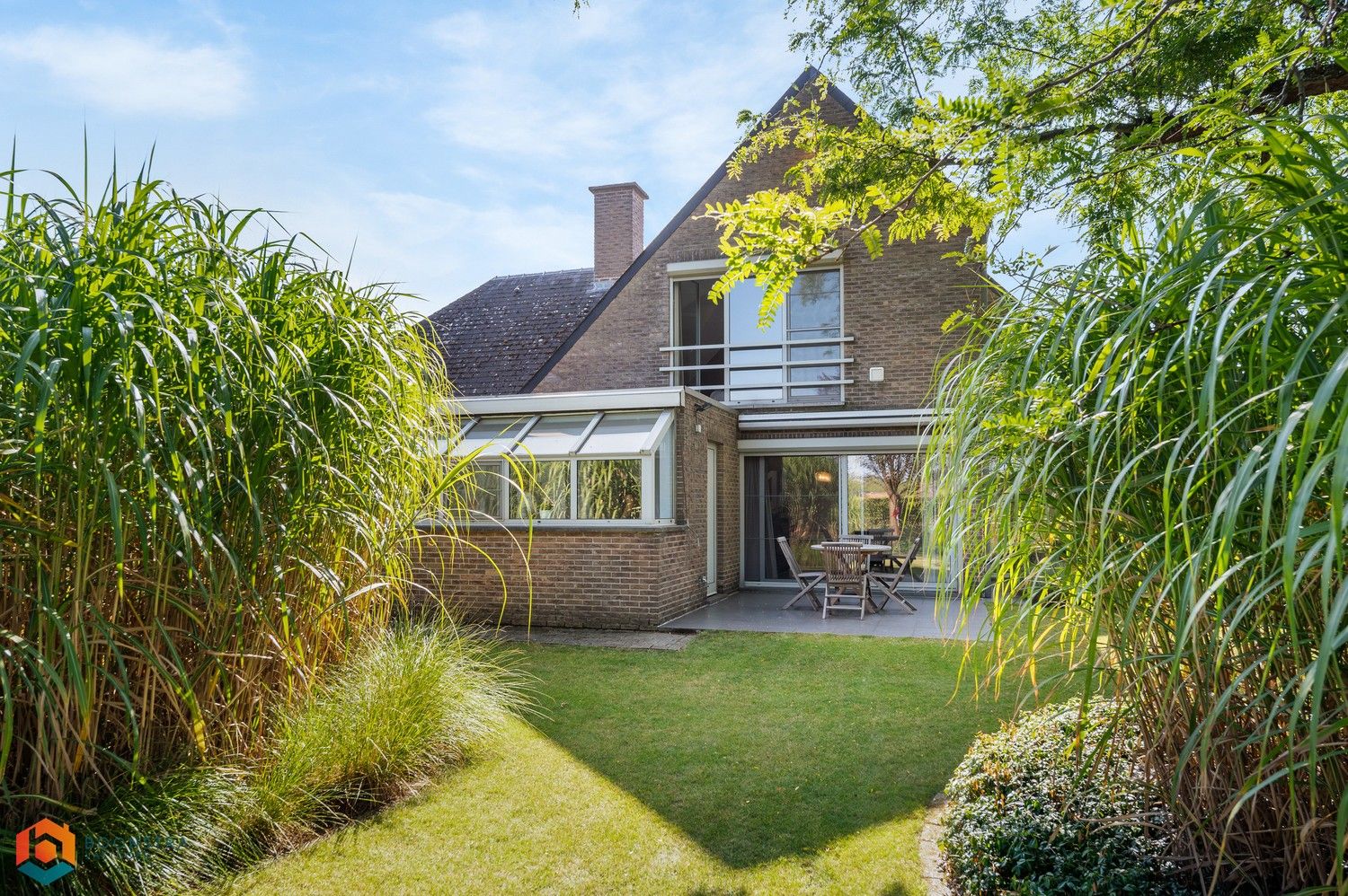 Stijlvolle villa met prachtige tuin, 3 slaapkamers en mogelijkheid tot vrij beroep foto 2