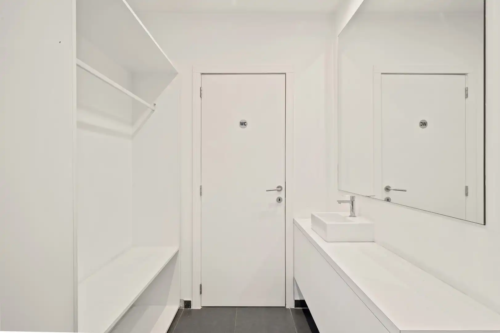 Handelsruimte met ruime woonst met enorme mogelijkheden op een centrale ligging in Harelbeke foto 3