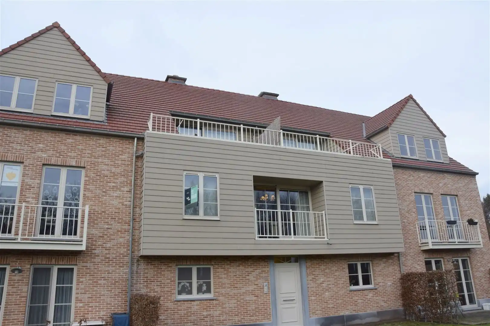 Aan de stadsrand, lichtrijk appartement met garage foto {{pictureIndex}}