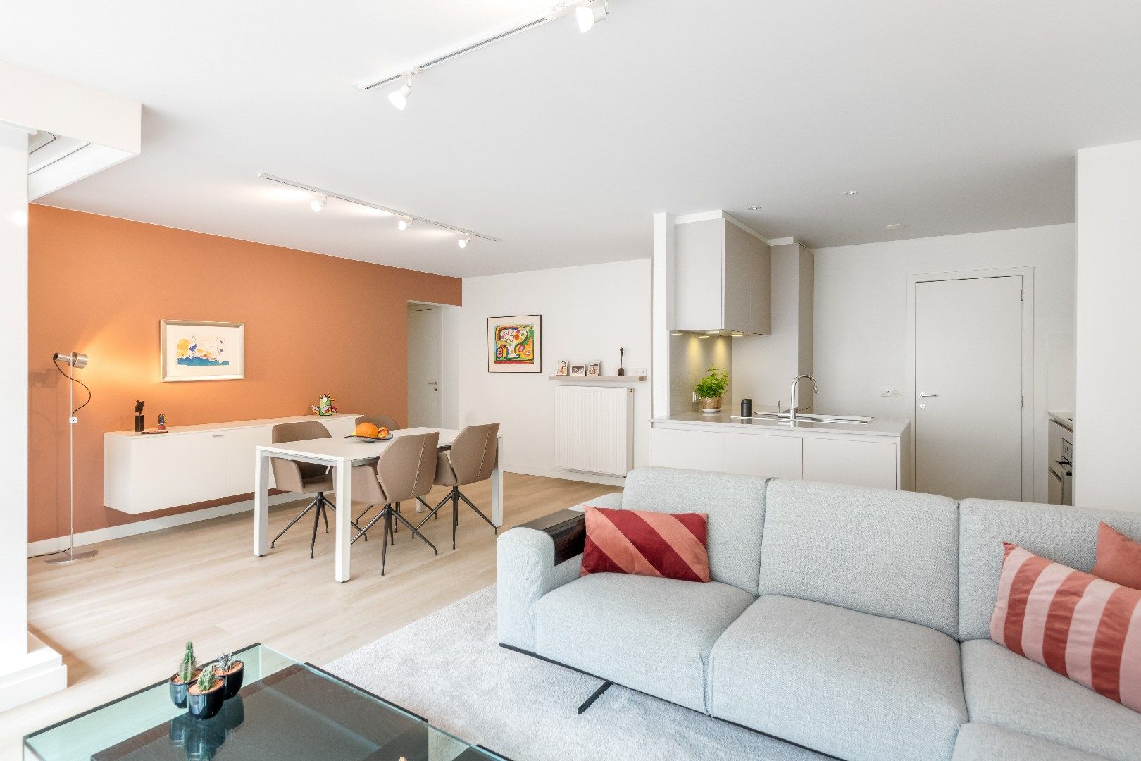 Instapklaar 3-slaapkamer appartement gelegen op de Paul Parmentierlaan vlakbij de winkels van de Lippenslaan. foto {{pictureIndex}}
