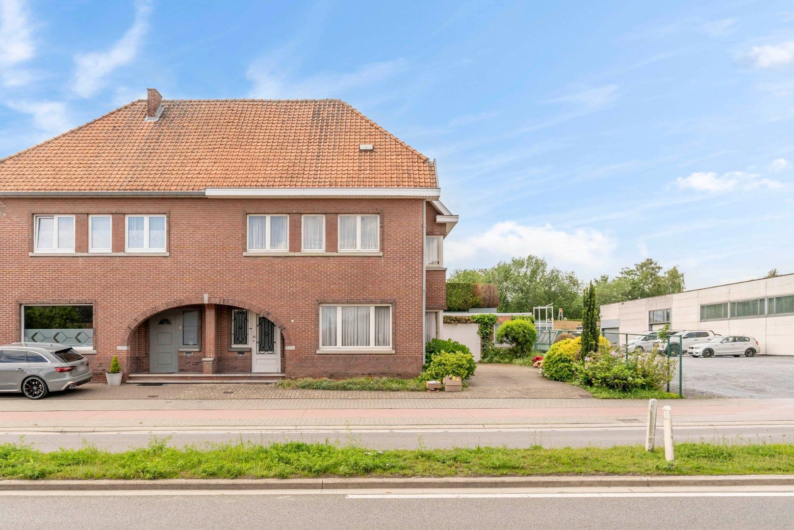 IN OPTIE - Te renoveren doch goed onderhouden woning met zeer ruime garage op 3a 53ca vlakbij het centrum foto 2