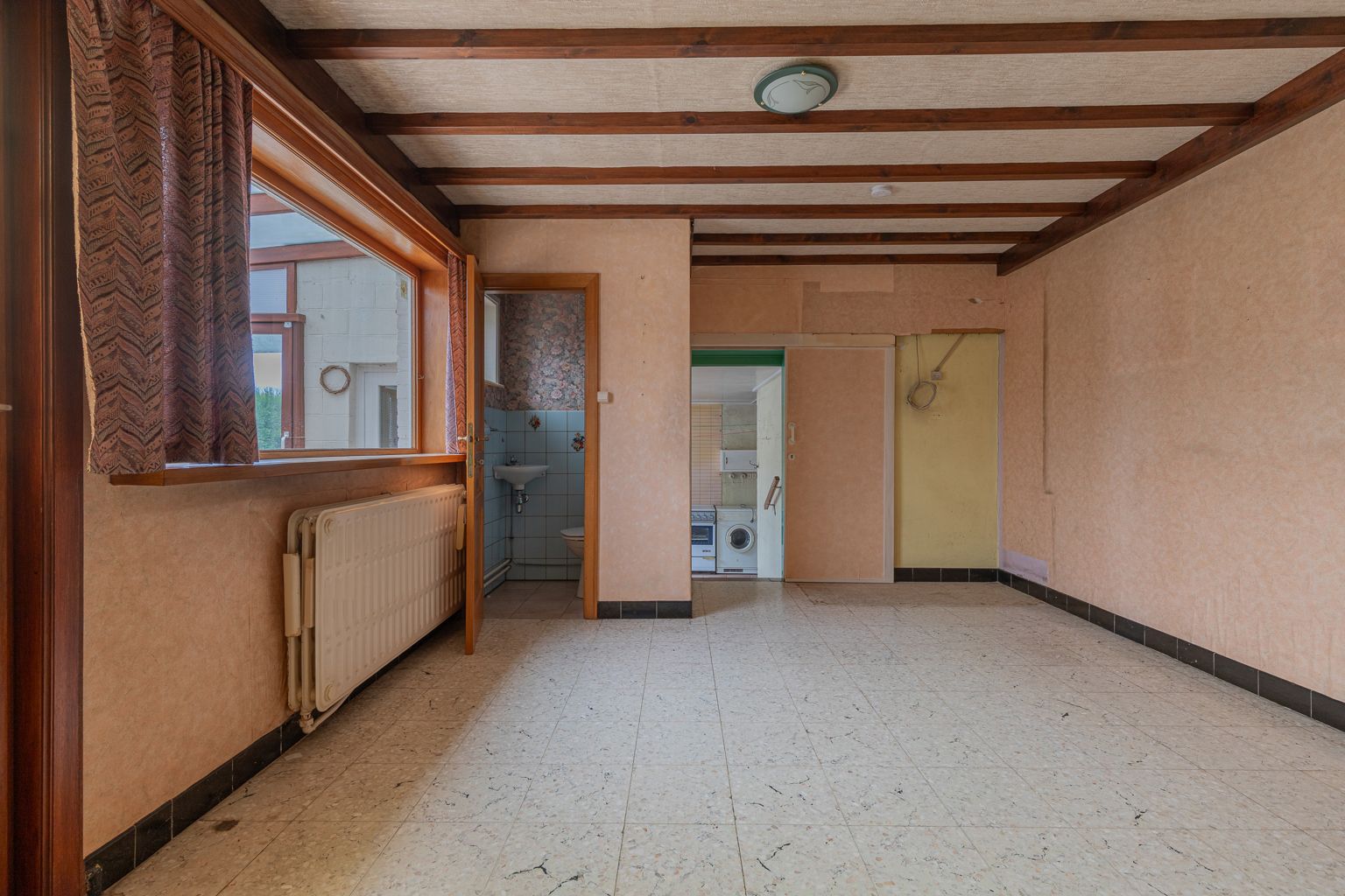 Ruime te renoveren gezinswoning met 4 slpks! foto 8