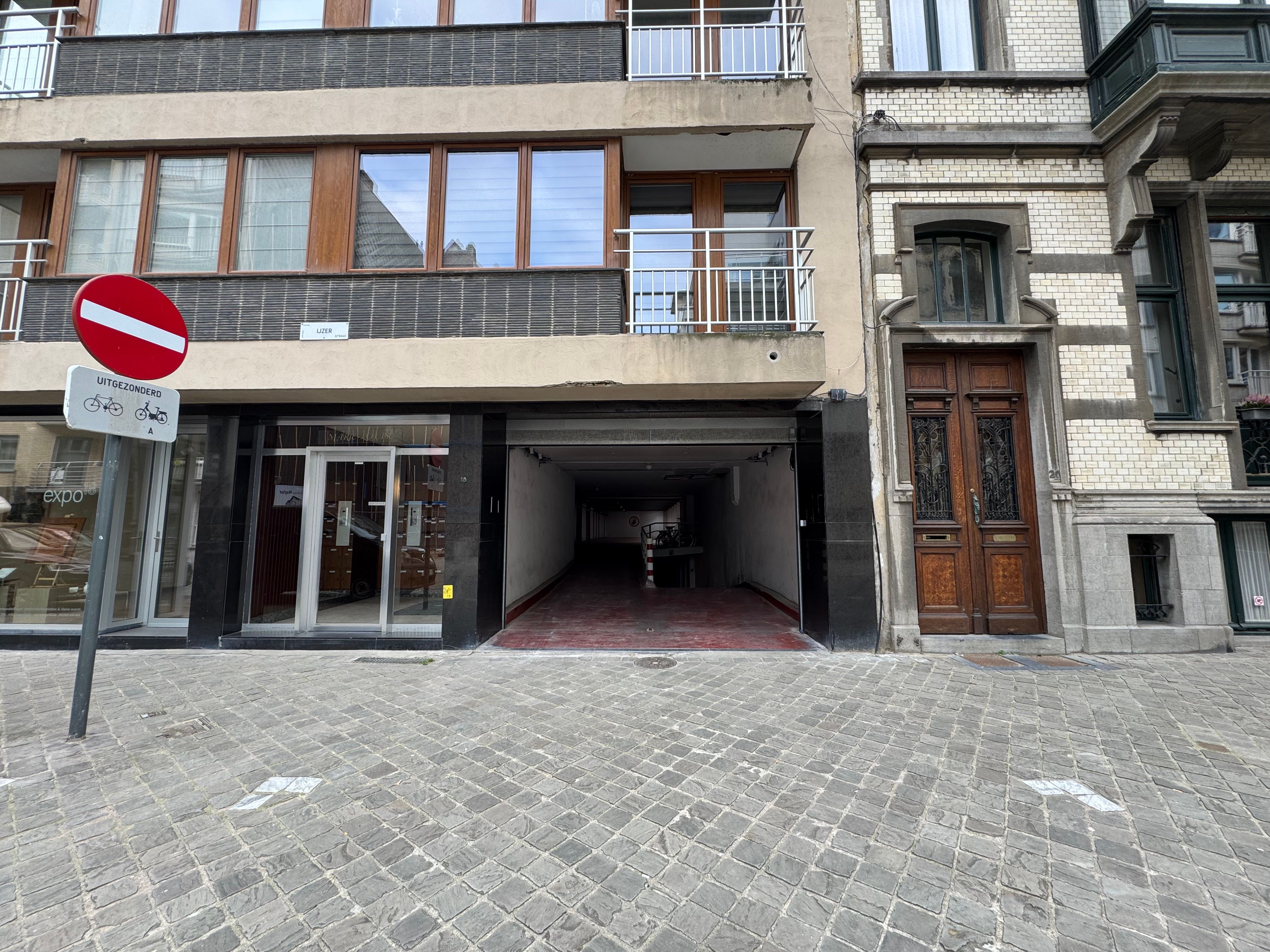 Ruime garagebox 21m² nabij centrum en kust foto 8