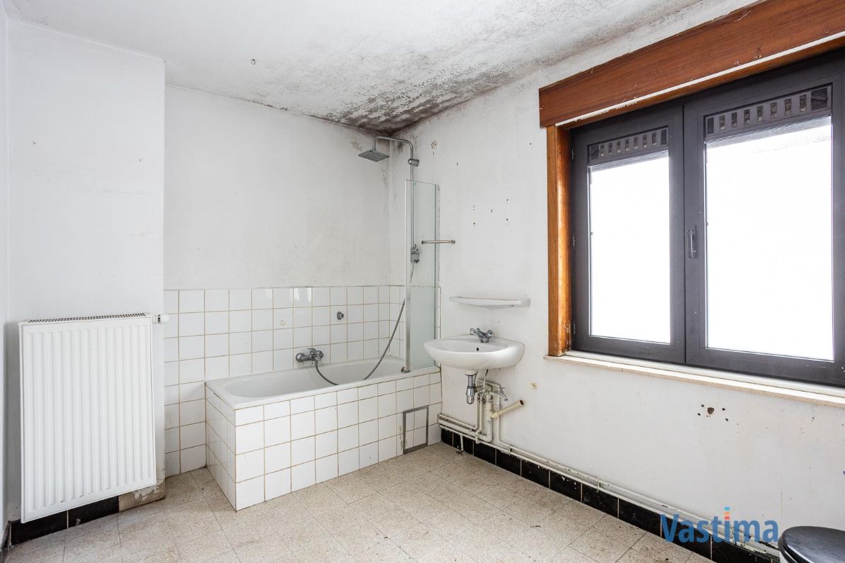 Te renoveren gezinswoning met potentieel op een gunstige locatie foto 15