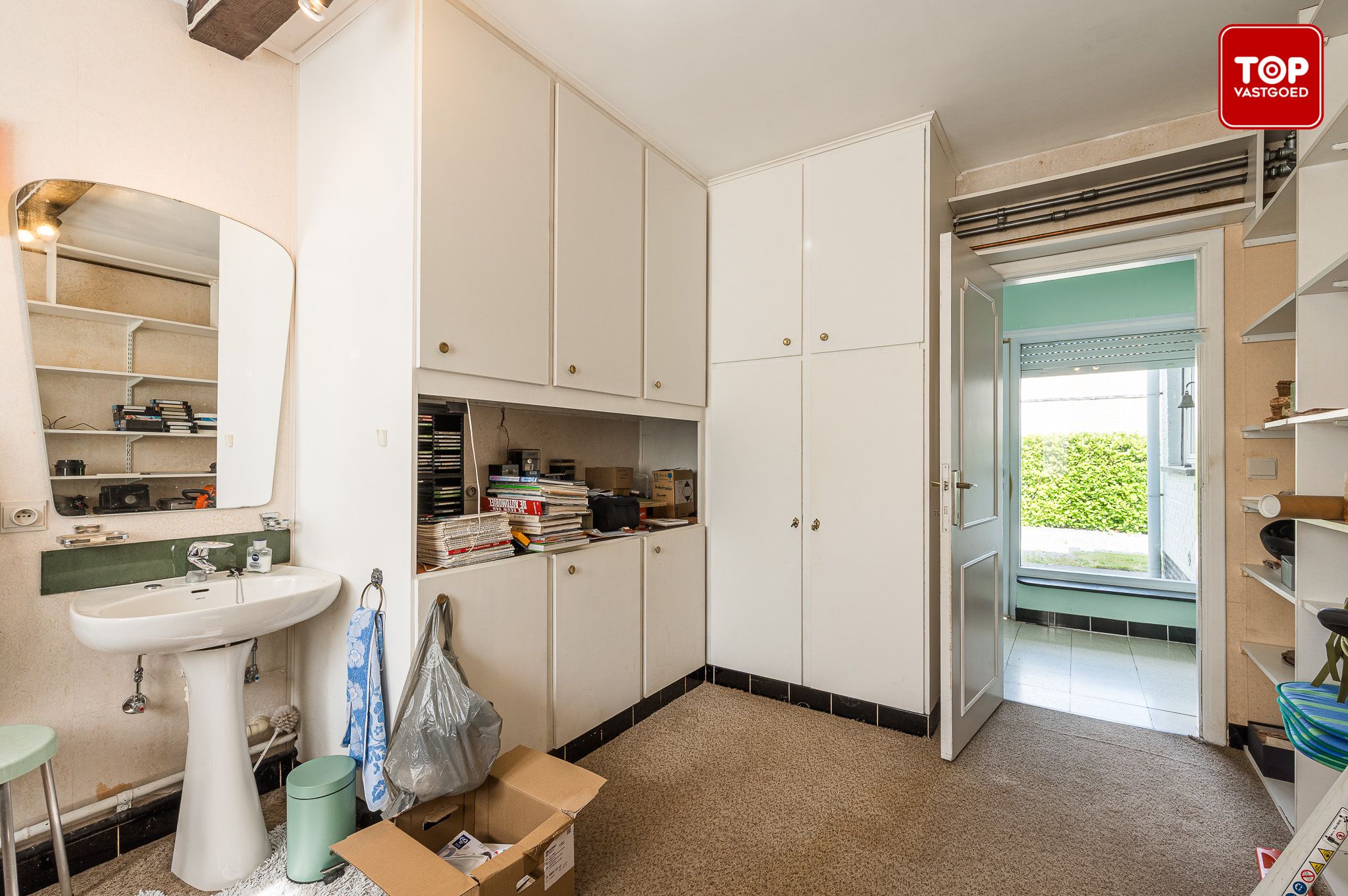 Te renoveren bungalow met enorm potentieel op een Toplocatie foto 17