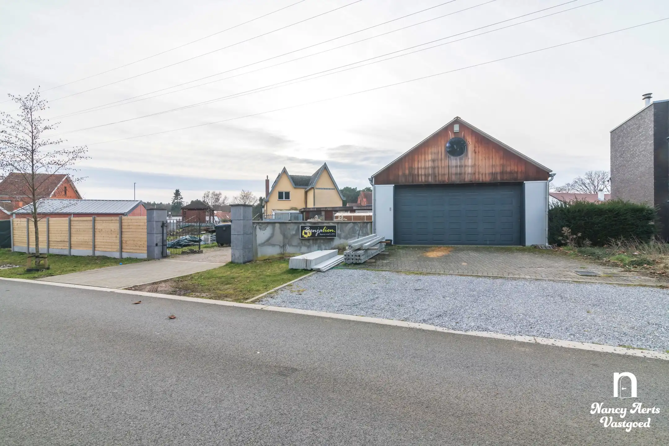 Veelzijdige woning met royale ruimtes en zwembad foto 28