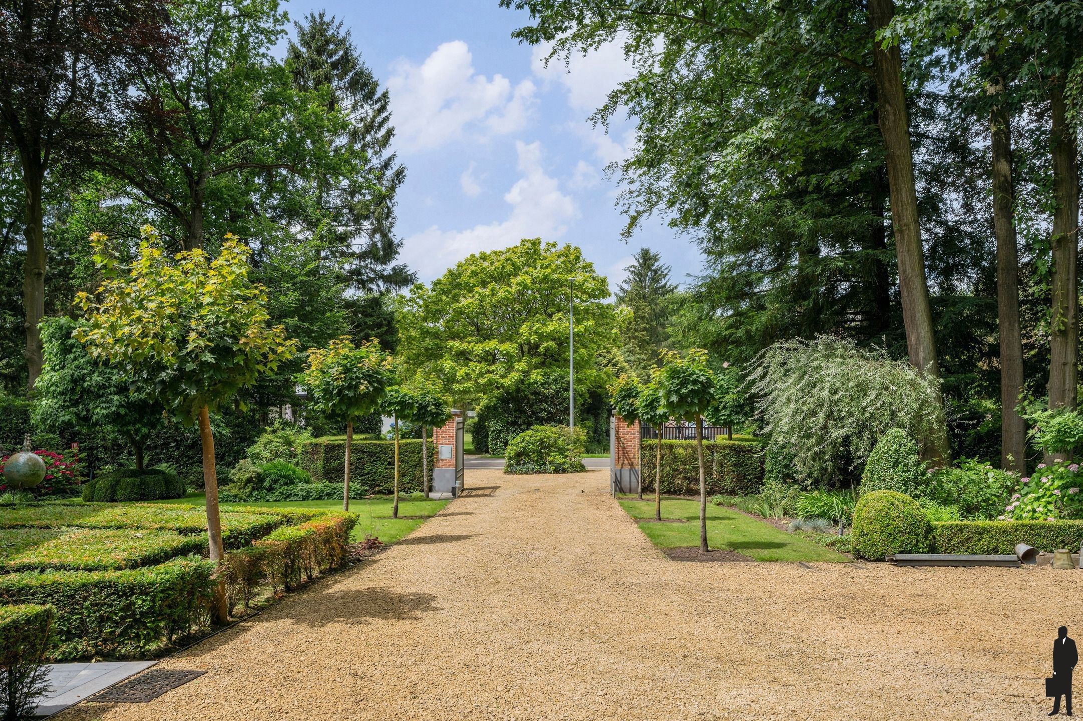 Unieke en zéér centraal gelegen villa op een parkdomein van ca. 9.847 m²! foto 51