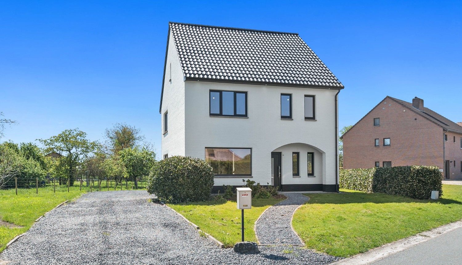 Smaakvol afgewerkte, hedendaagse woning met 4 slaapkamers op toplocatie in Maaseik-Neeroeteren foto {{pictureIndex}}