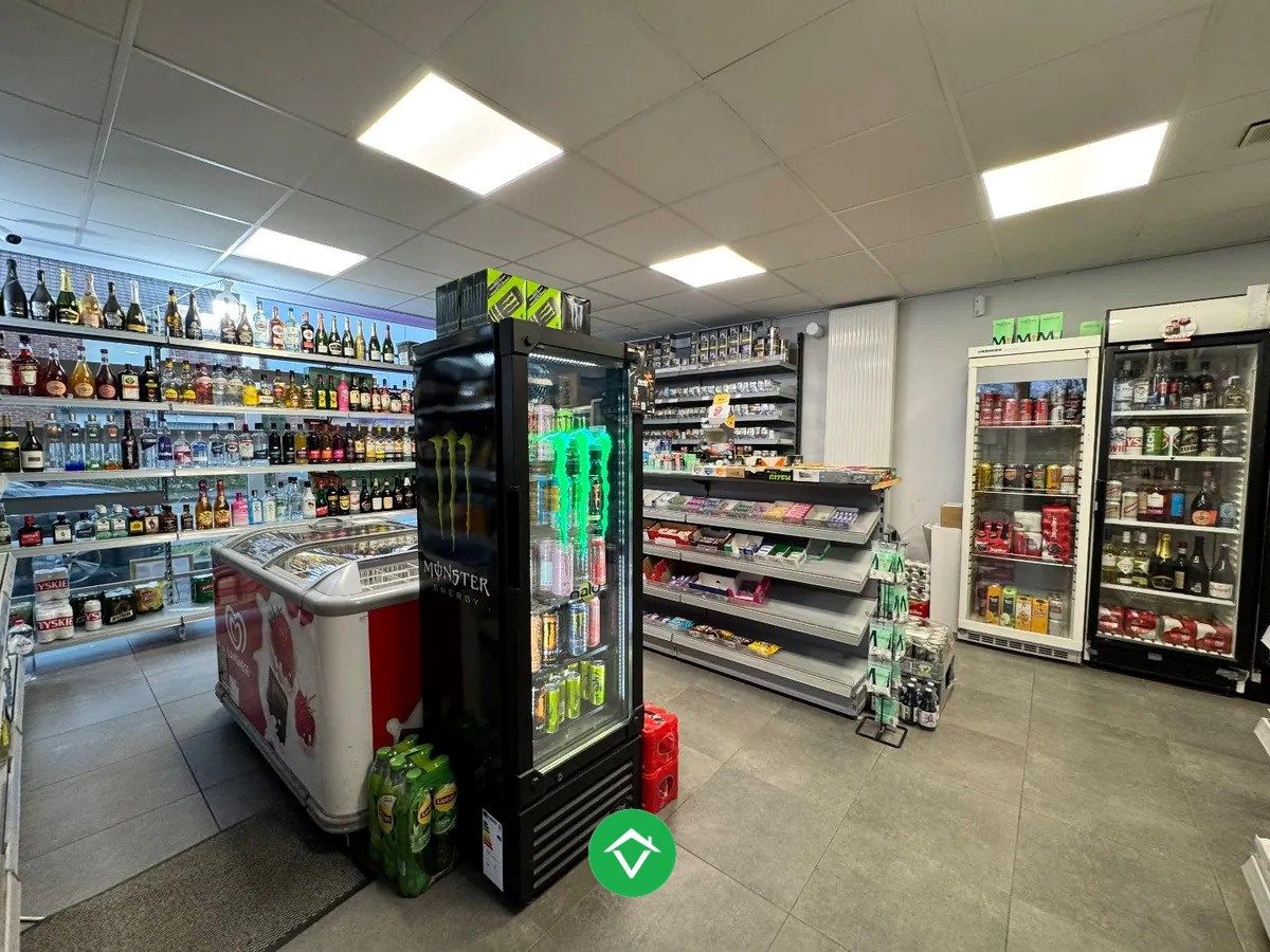 Centraal gelegen handelsruimte met 3 autostandplaatsen te Izegem foto 8