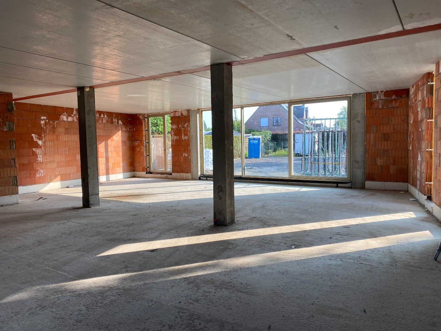 TE HUUR: Instapklare handelsruimte van 225m² op zeer commerciële ligging te Wielsbeke! foto 4