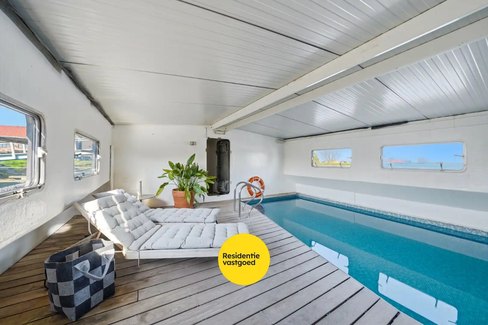 Unieke woonboot met B&B en vergunde ligplaats in Plassendale foto 18