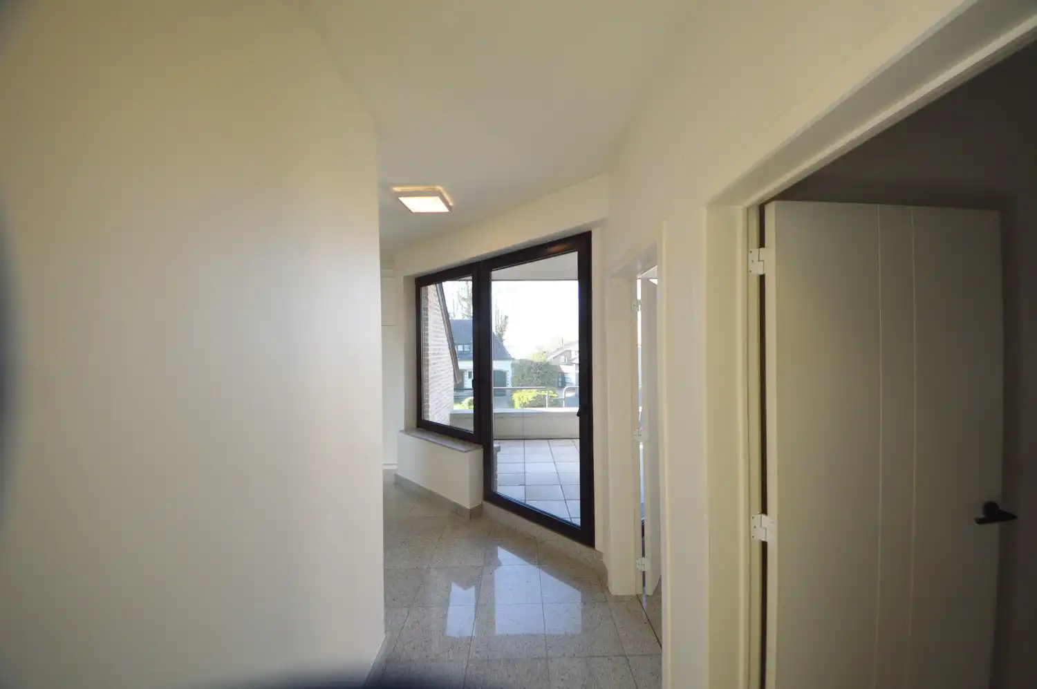 Ruim en lichtrijk gerenoveerd appartement (182 m²) INCLUSIEF GARAGE EN PARKING foto 13