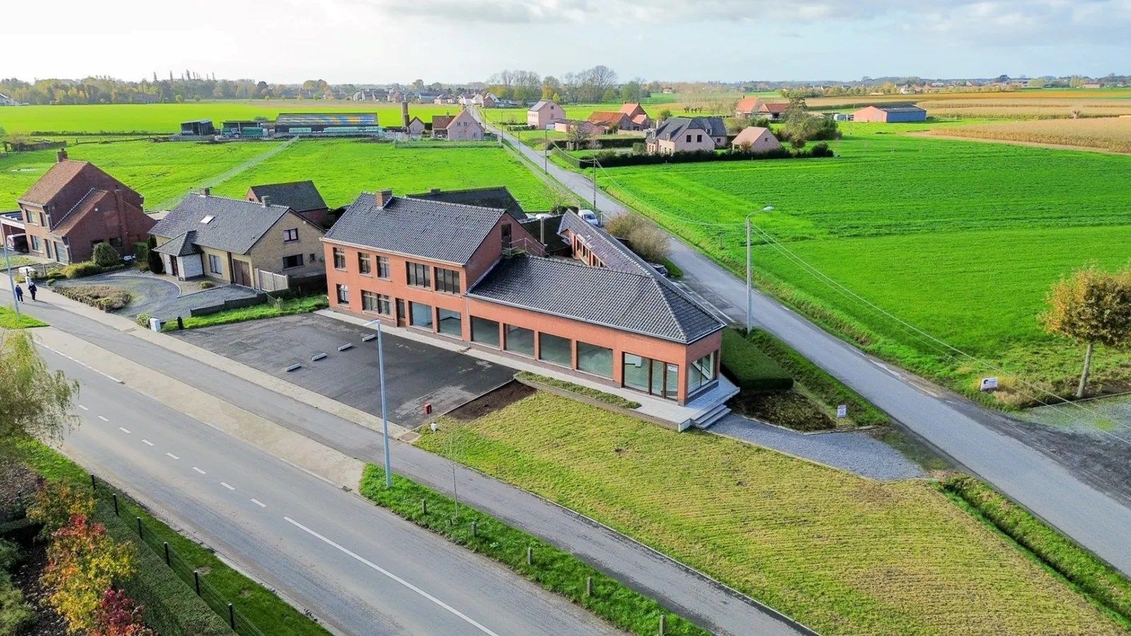 Handelsruimte/kantoor (met atelier, opslag en parking) + woning met tuin en garage, Kortemark foto 3