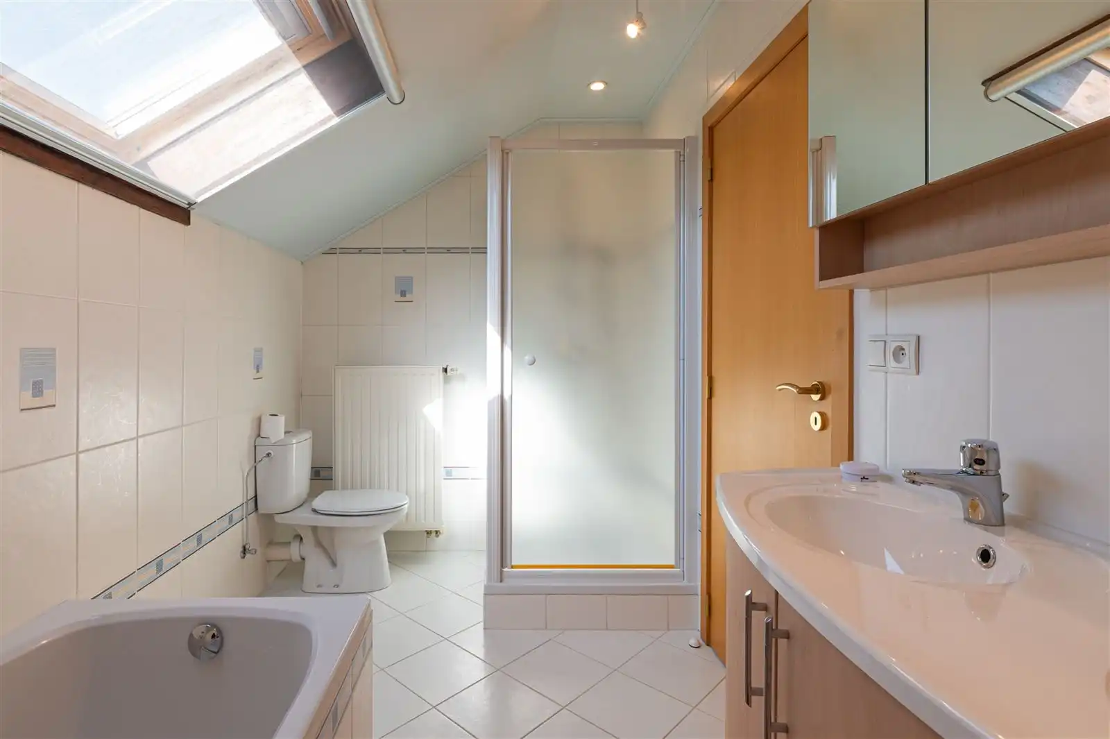 Ruime lichtrijke villa met tuin op 15are50 foto 22