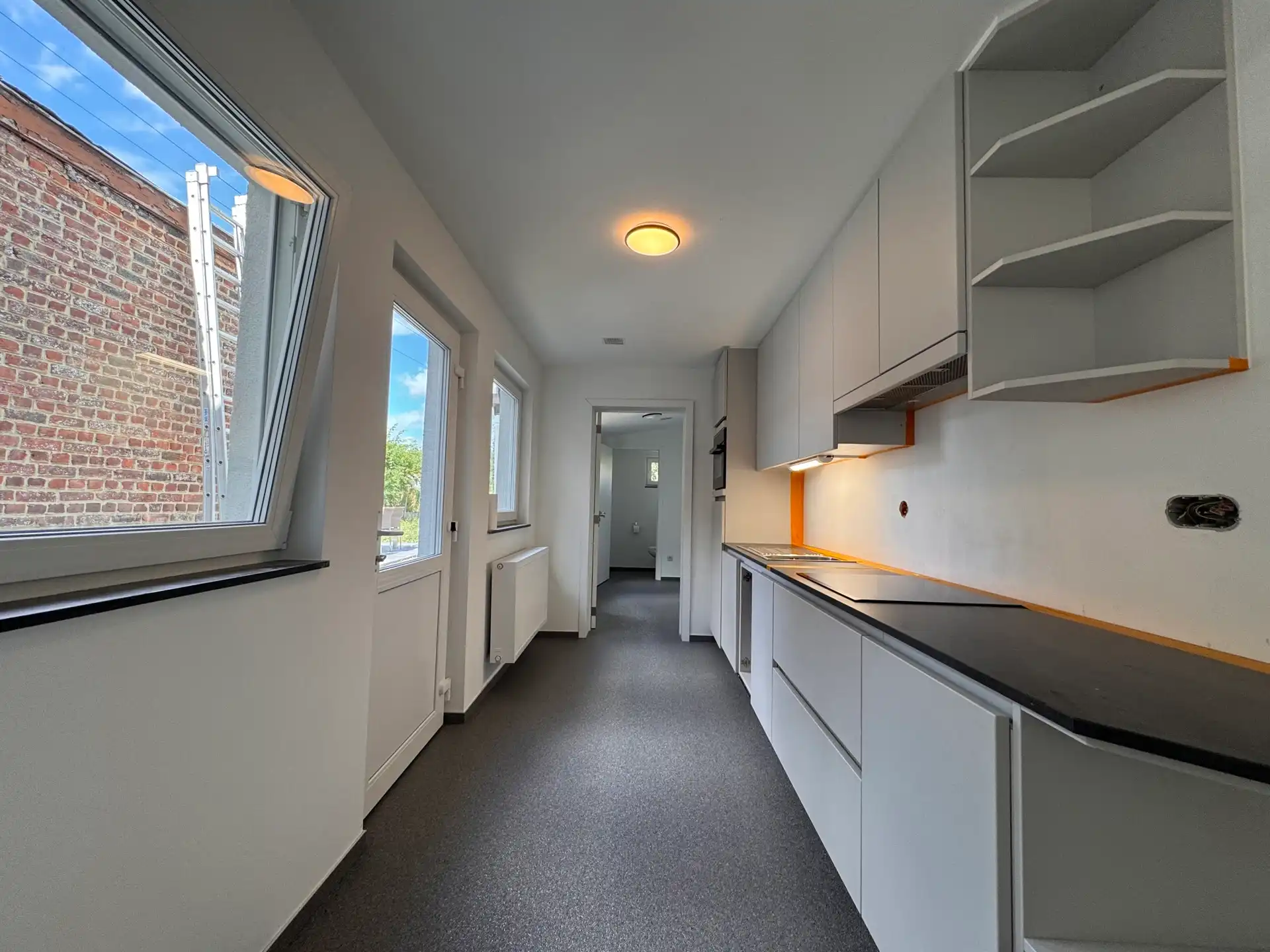 Gerenoveerde woning met drie slaapkamers en tuin foto 4