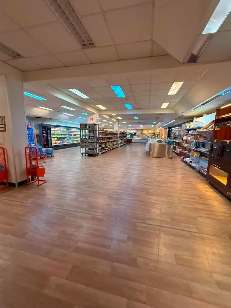COMMERCIEEL GELIJKVLOERS 741M2  + APPARTEMENT. foto 4