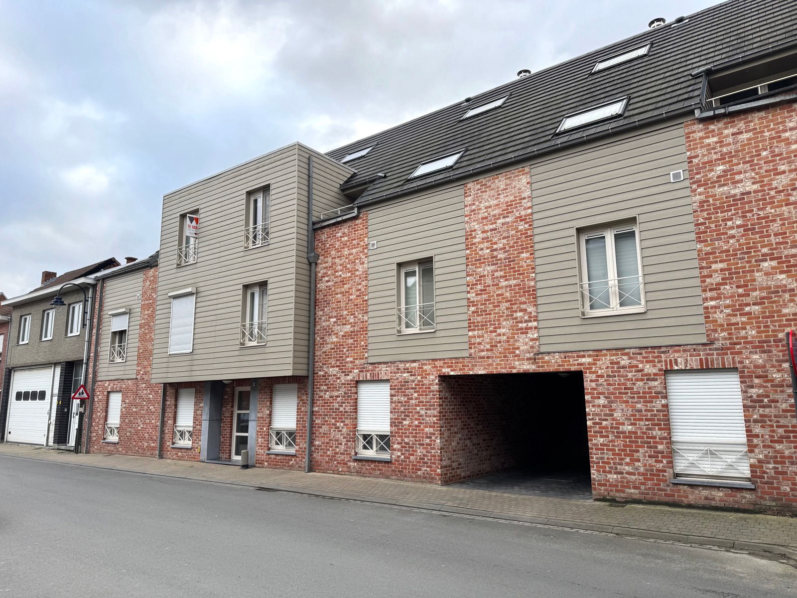 Te huur: ruim duplexappartement met garage te Lebbeke foto {{pictureIndex}}