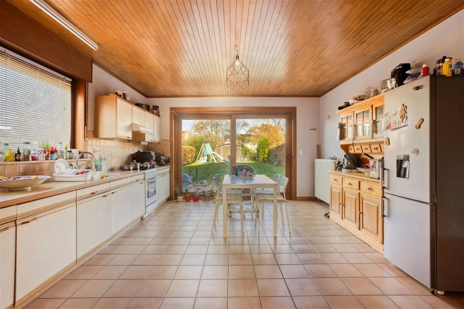 Ruime 3-gevel woning (274m²) met 3 slaapkamers, grote garage en mooie tuin foto 7